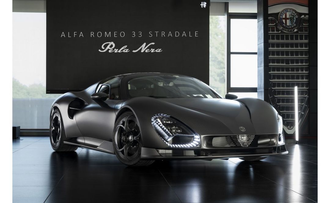 Alfa Romeo 33 Stradale Perla Nera — przód, wnętrze salonu