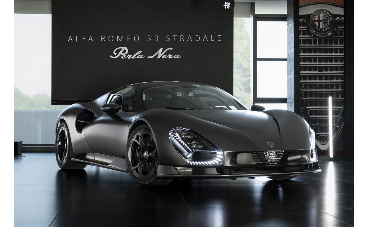 Alfa Romeo 33 Stradale Perla Nera — przód, wnętrze salonu