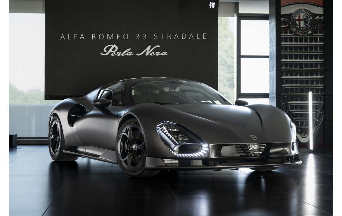 Alfa Romeo 33 Stradale Perla Nera — przód, wnętrze salonu