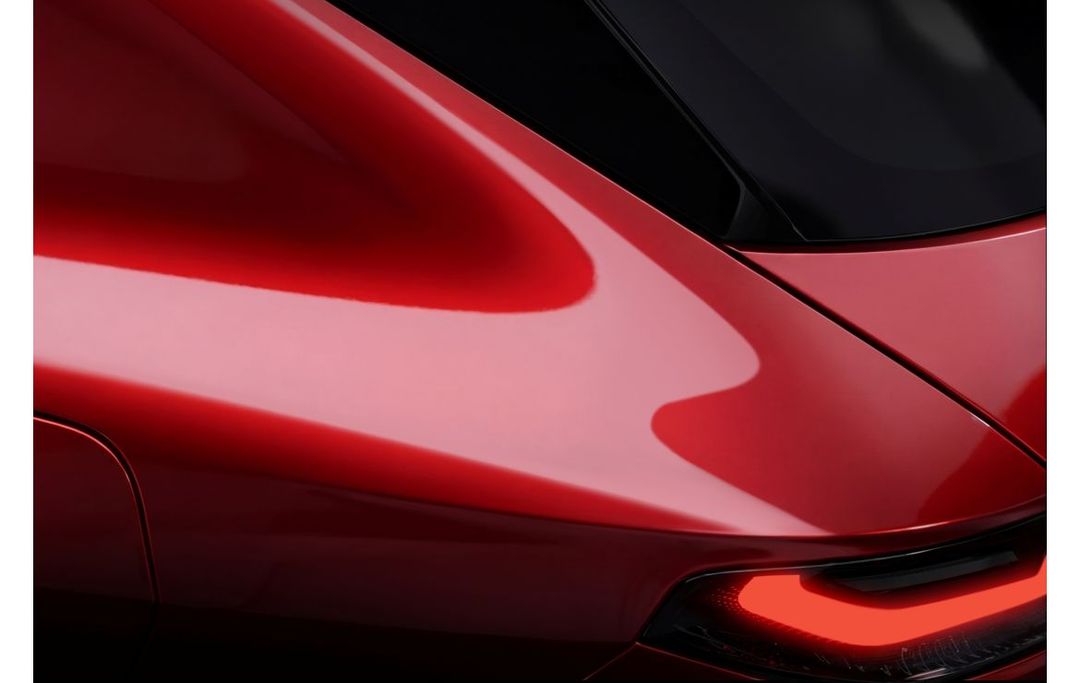 Alfa Romeo — detal karoserii i tylnej lampy zapowiadanego SUV-a segmentu C, czerwony lakier
