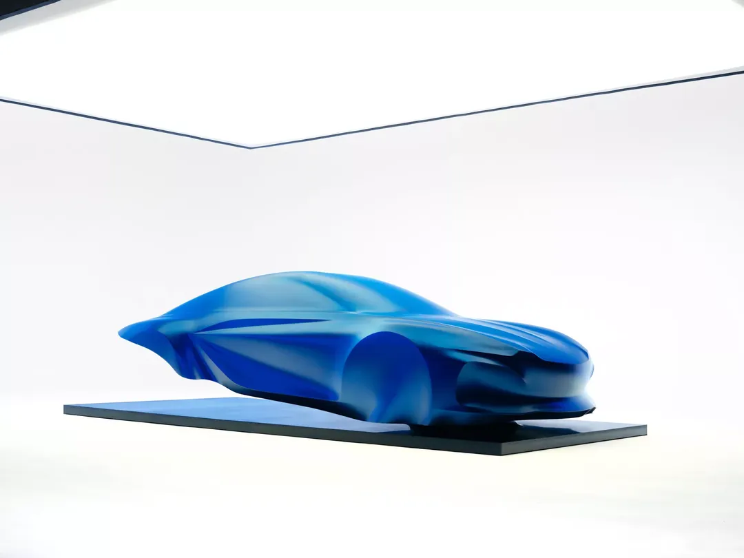 Alpine A110 — rzeźba, bok, jasne tło