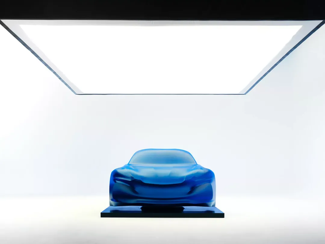 Alpine A110 — rzeźba, przód, jasne tło z panelami świetlnymi