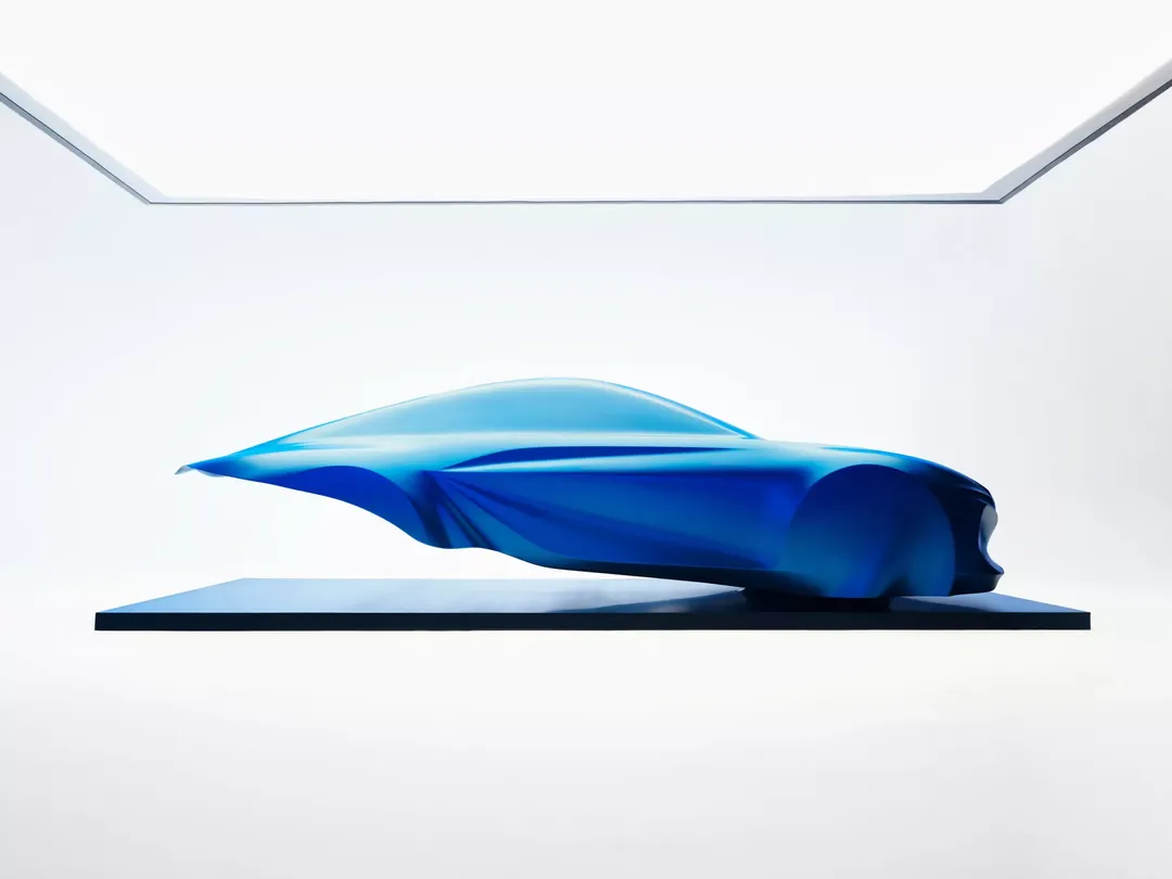 Alpine A110 — rzeźba, bok, jasne tło