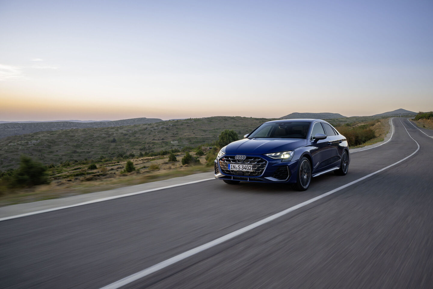 Audi A3 — przód, jazda o zachodzie słońca, ujęcie 3/4