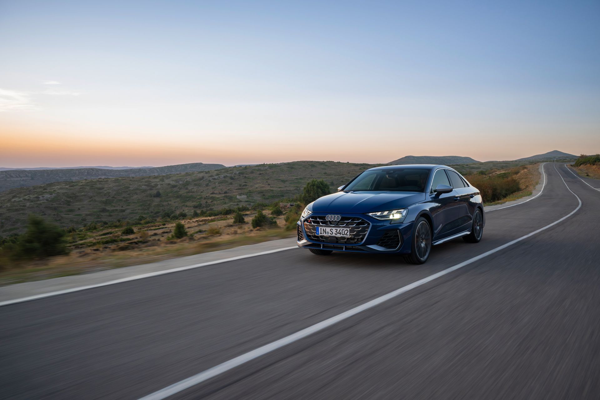 Audi A3 — przód, jazda o zachodzie słońca, ujęcie 3/4