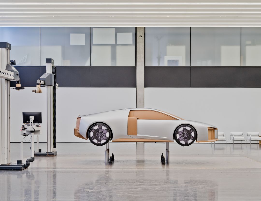 Audi Nuvolari — pełnowymiarowy model gliniany nadwozia z boku, w hali projektowej z ramieniem pomiarowym