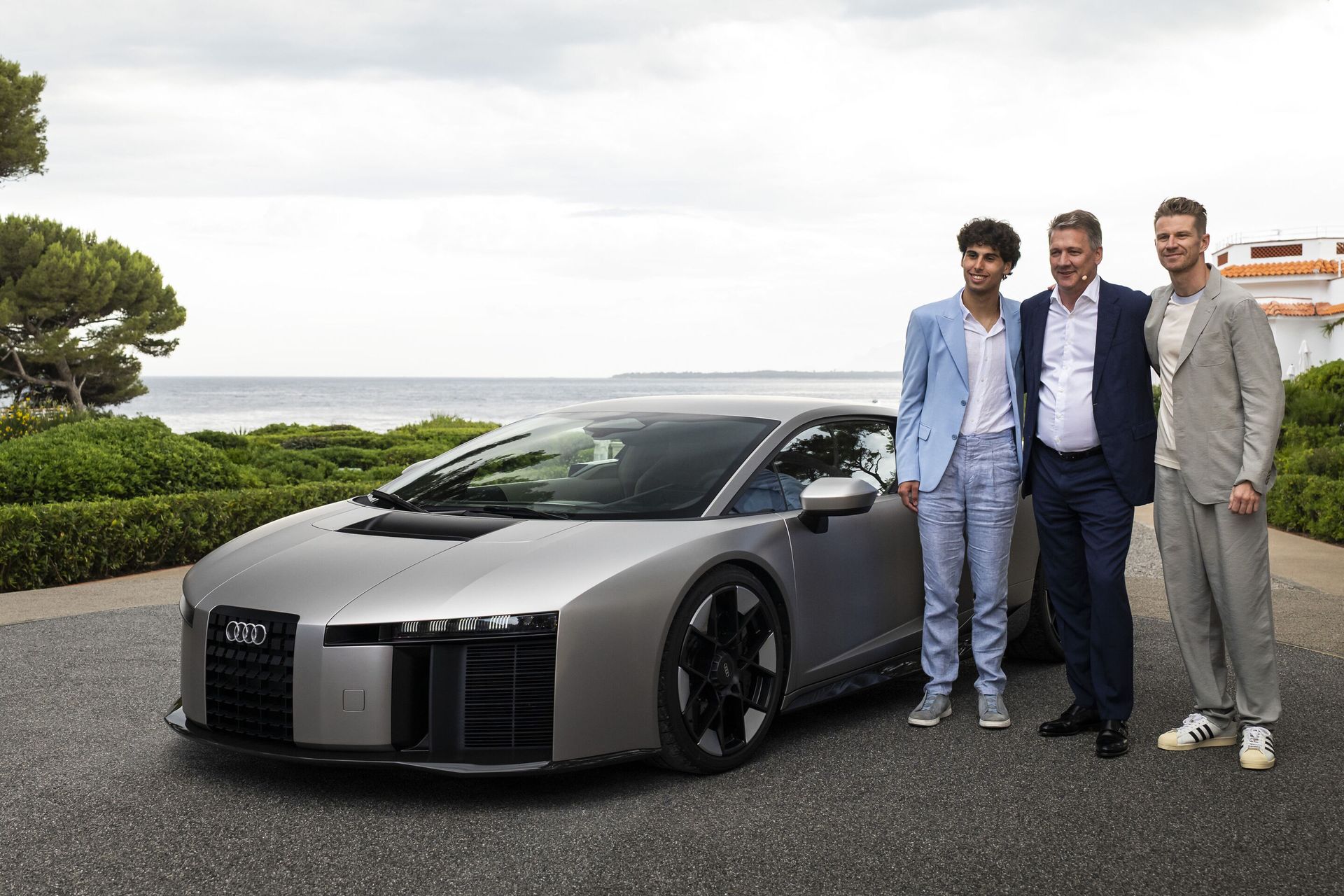 Audi Nuvolari — przód i bok, prezentacja na wybrzeżu obok mężczyzn