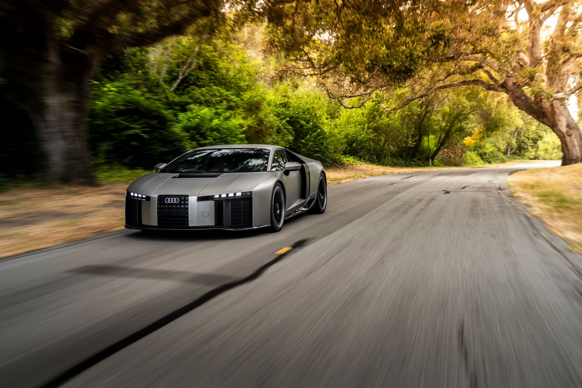 Audi Nuvolari — przód/3/4, dynamiczna jazda leśną drogą