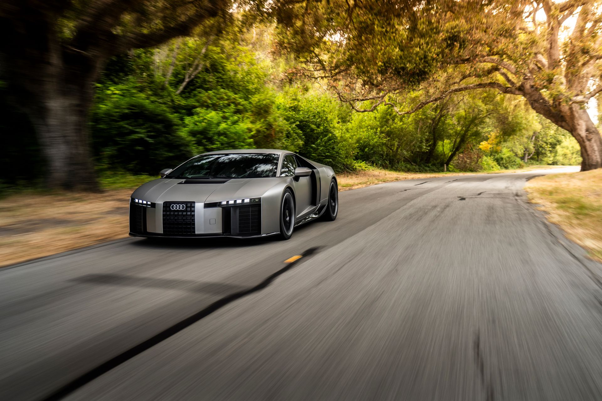 Audi Nuvolari — przód/3/4, dynamiczna jazda leśną drogą
