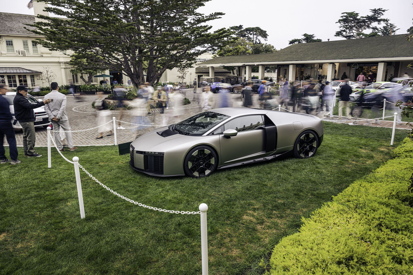 Audi Nuvolari — widok z boku na trawniku podczas pokazu, w tle publiczność