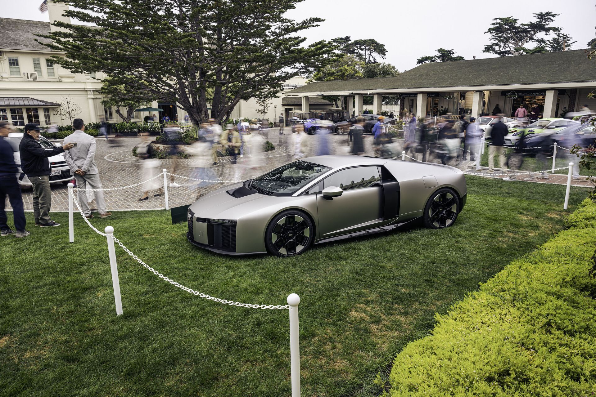 Audi Nuvolari — widok z boku na trawniku podczas pokazu, w tle publiczność