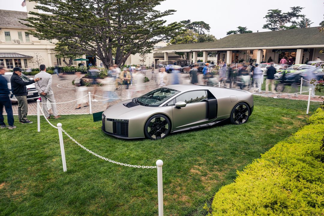 Audi Nuvolari — widok z boku na trawniku podczas pokazu, w tle publiczność