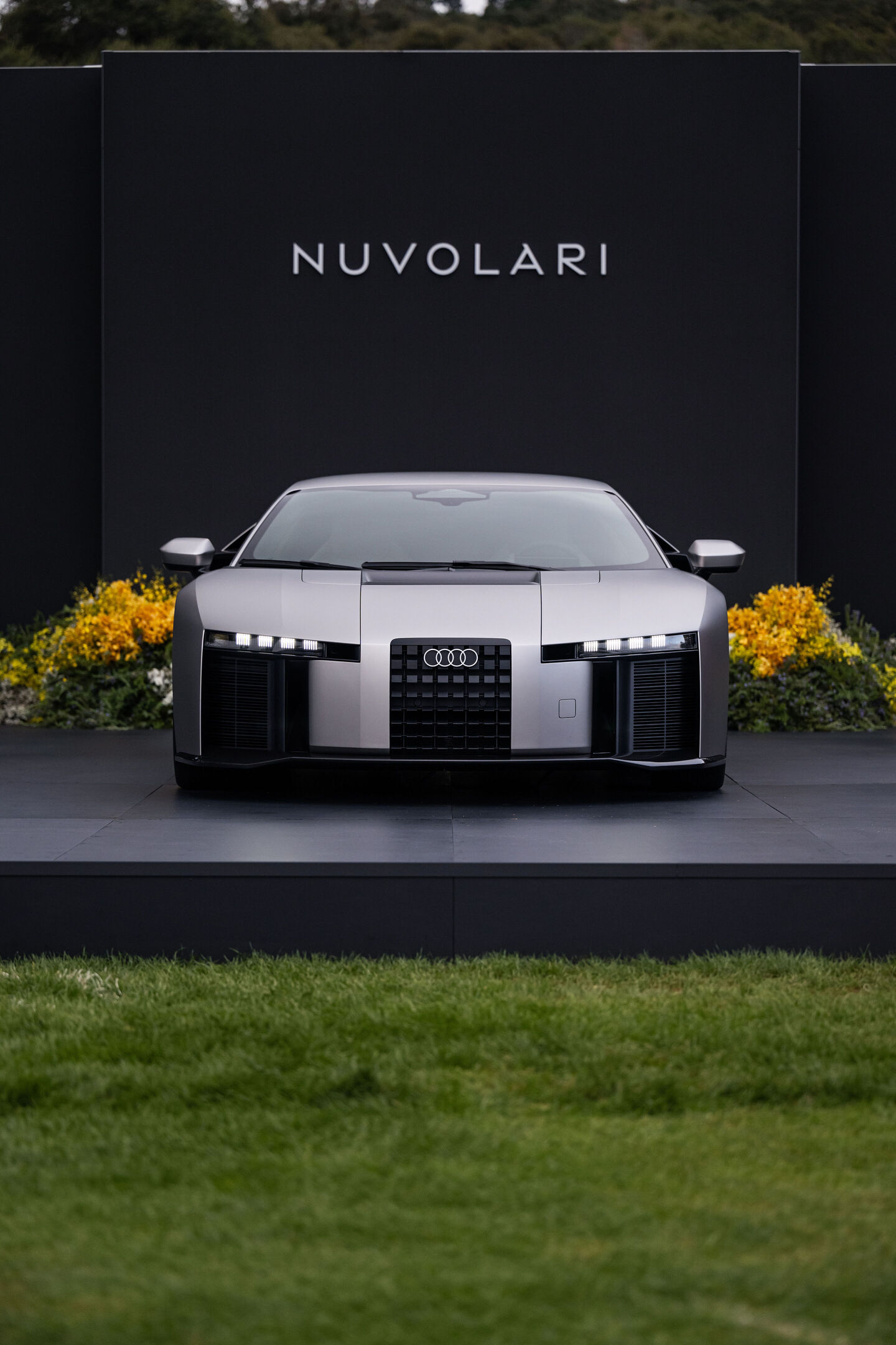 Audi Nuvolari — przód, prezentacja na scenie z logo Nuvolari