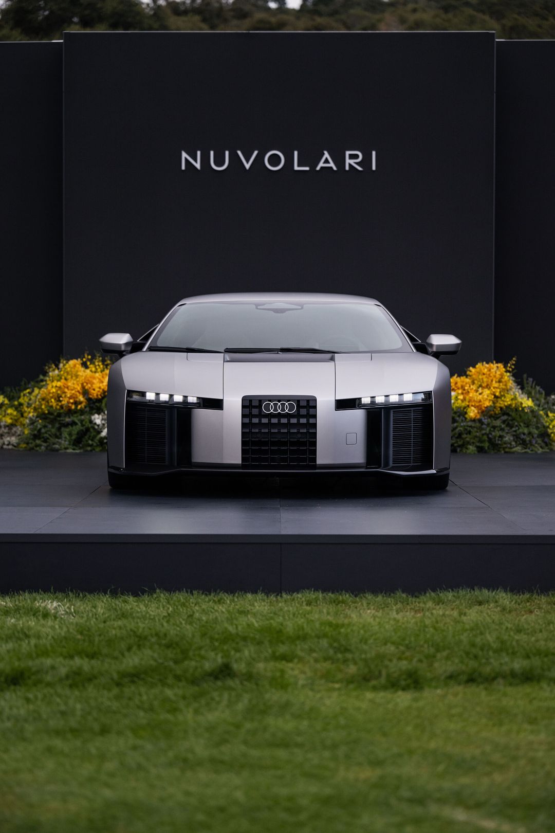 Audi Nuvolari — przód, prezentacja na scenie z logo Nuvolari