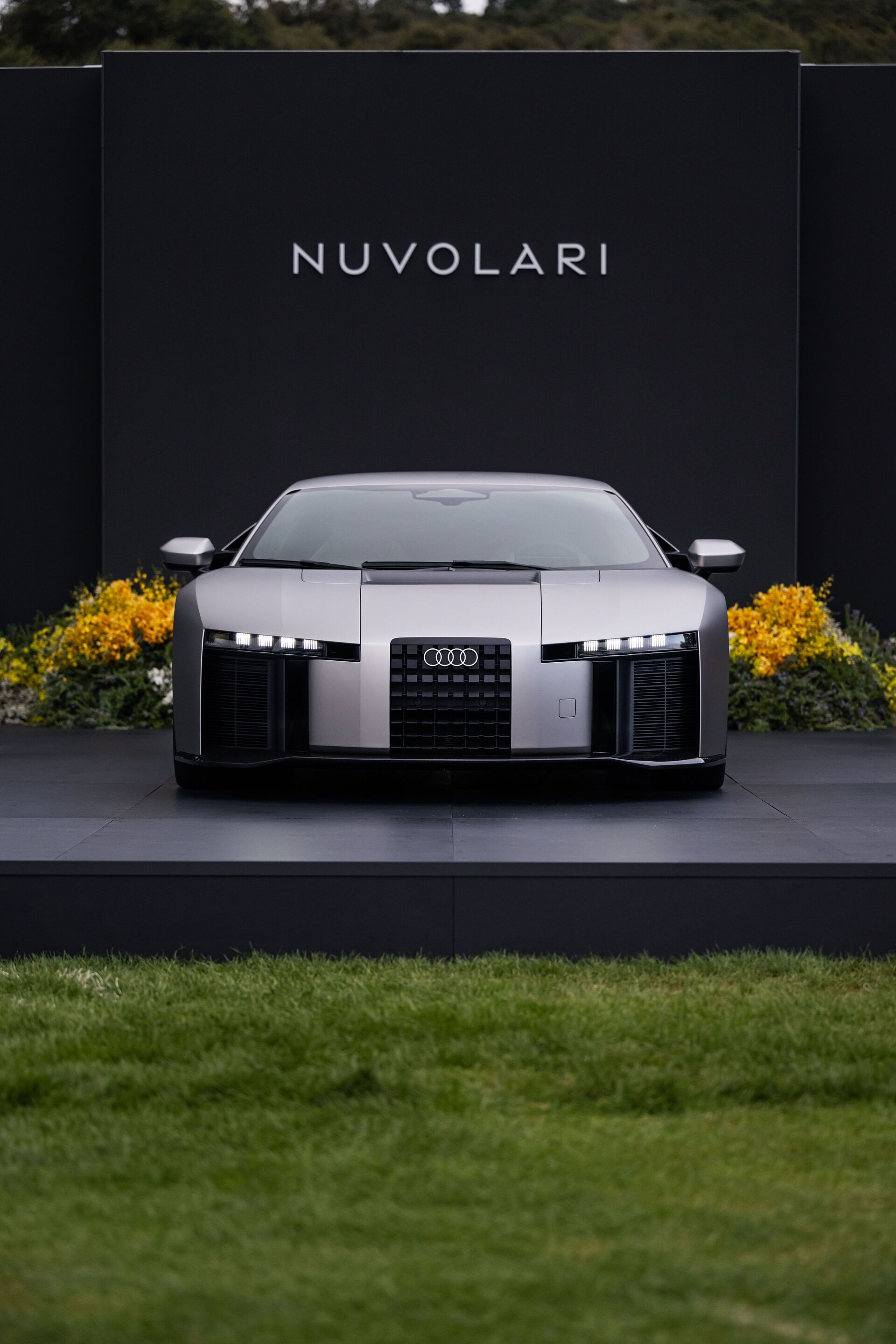Audi Nuvolari — przód, prezentacja na scenie z logo Nuvolari