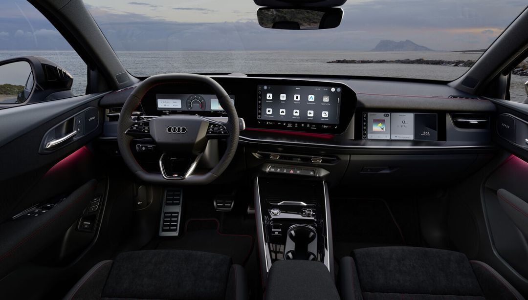 Audi Q3 2027 — wnętrze, kierownica po lewej stronie, ekran dotykowy z Android Automotive i widok na morze przez przednią szybę
