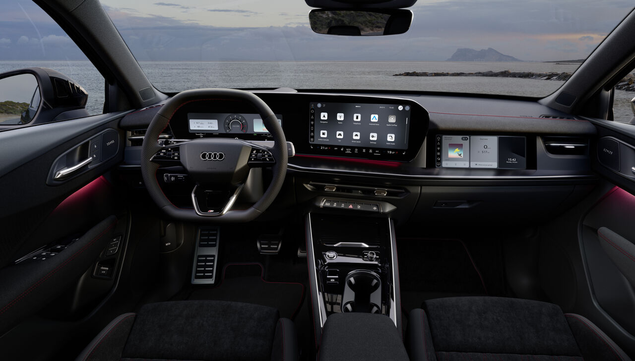 Audi Q3 2027 — wnętrze, kierownica po lewej stronie, ekran dotykowy z Android Automotive i widok na morze przez przednią szybę