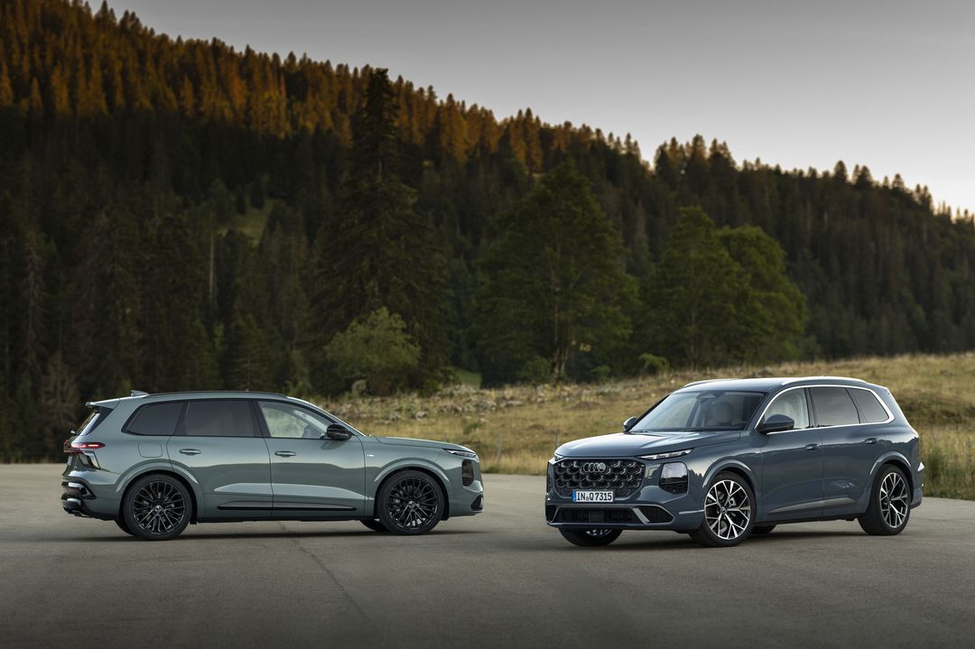 Audi Q7 — bok, dwa auta w tle lasu