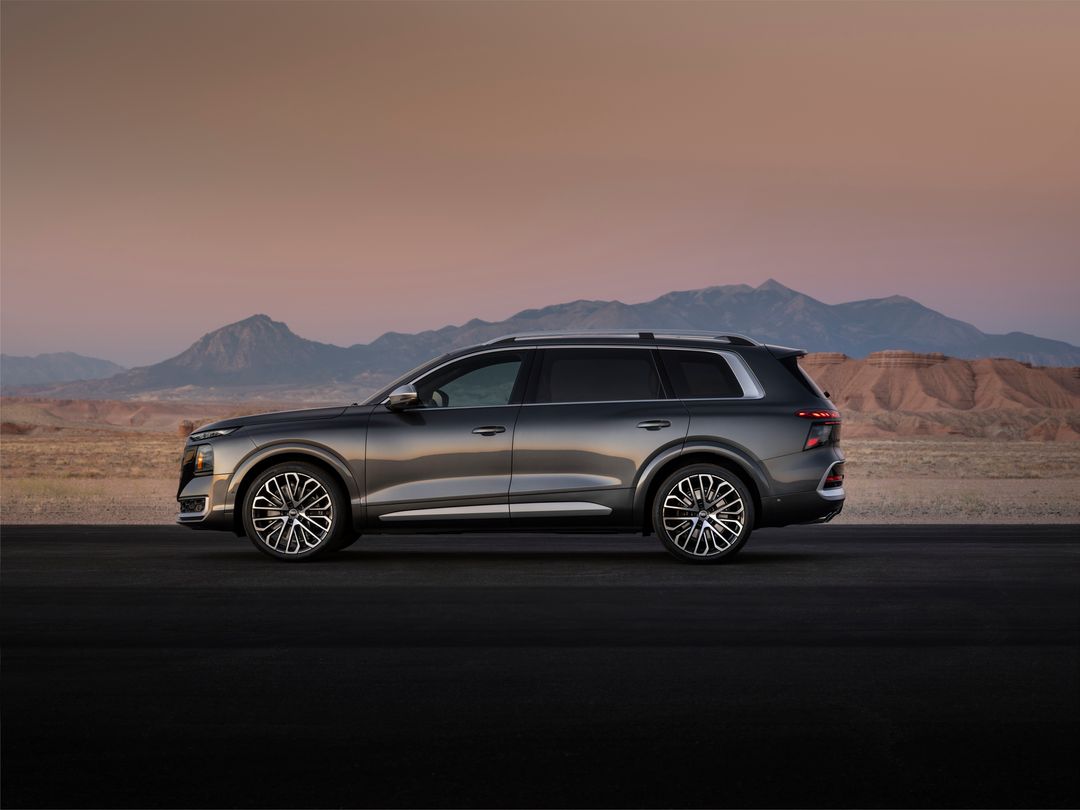 Audi Q9 — bok, sylwetka na tle pustynnych gór o zmierzchu