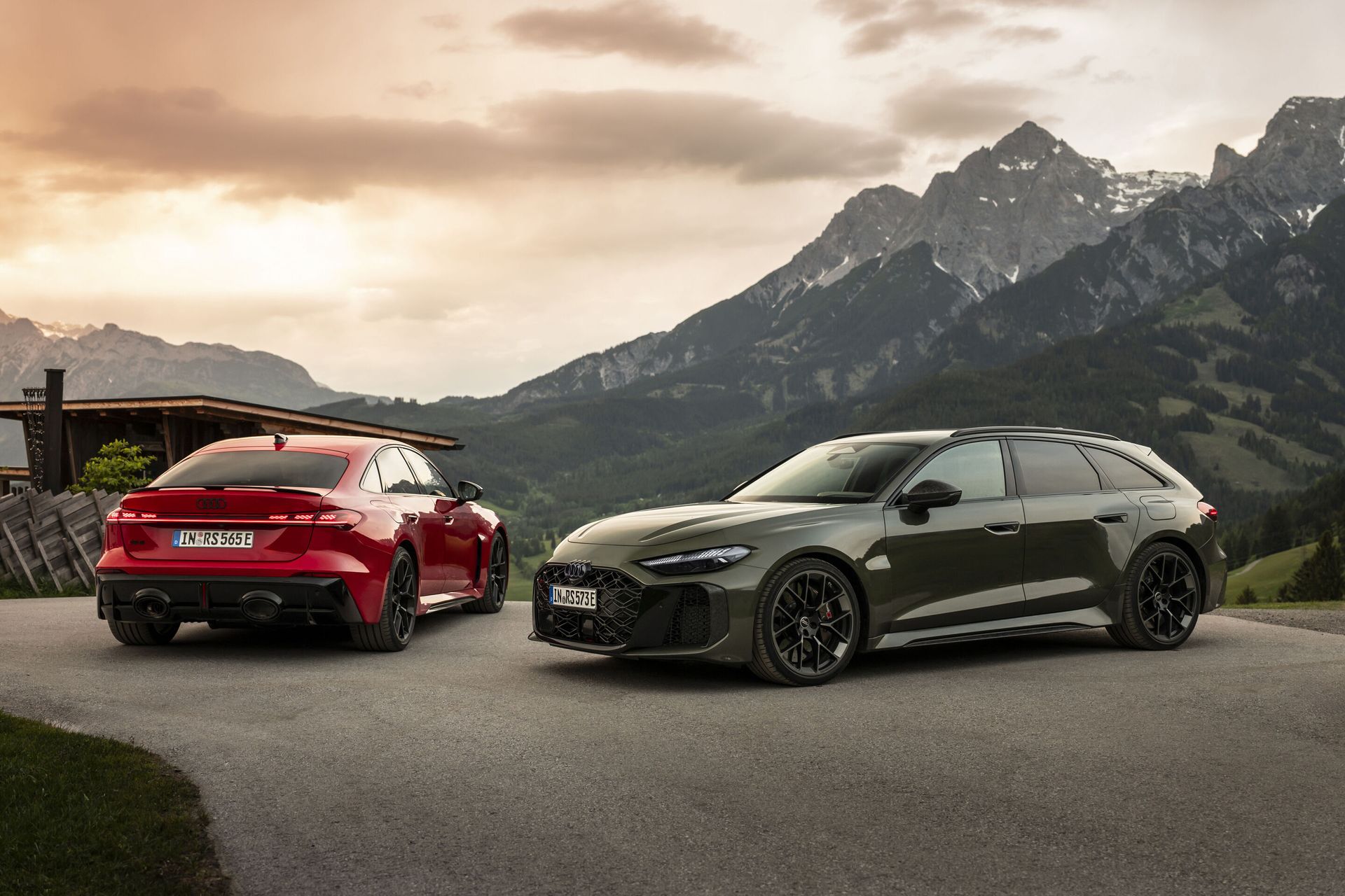 Audi RS 6 Avant w kolorze oliwkowym — przód i bok na parkingu górskim, obok czerwony RS 7 od tyłu