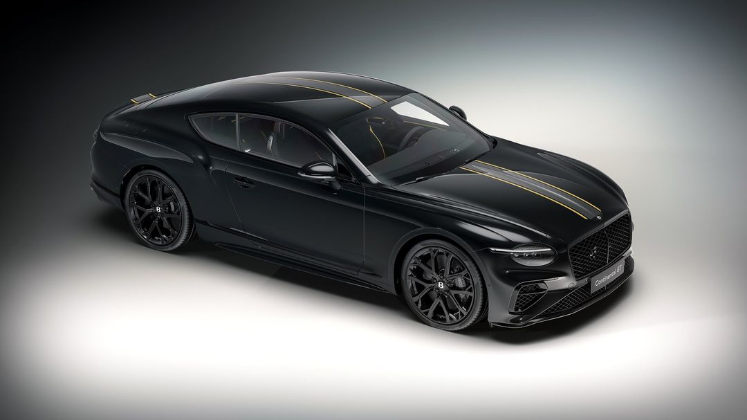 Bentley Continental GT Mulliner — przód i profil 3/4, czarny lakier ze złotymi pasami, studio