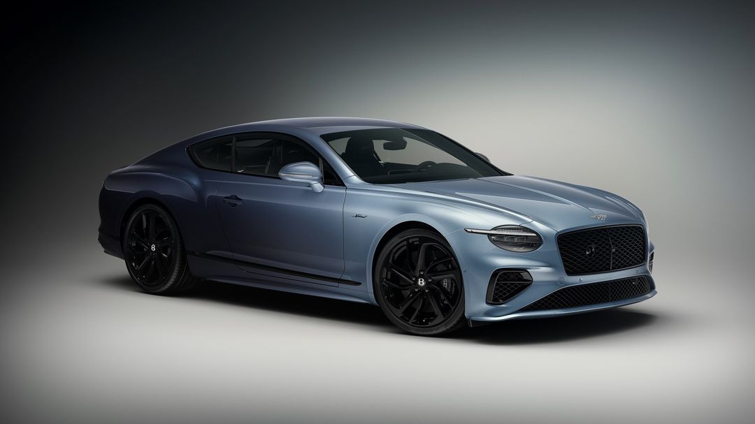 Bentley Continental GT Mulliner — przód 3/4, niebieski lakier, czarne felgi, studio
