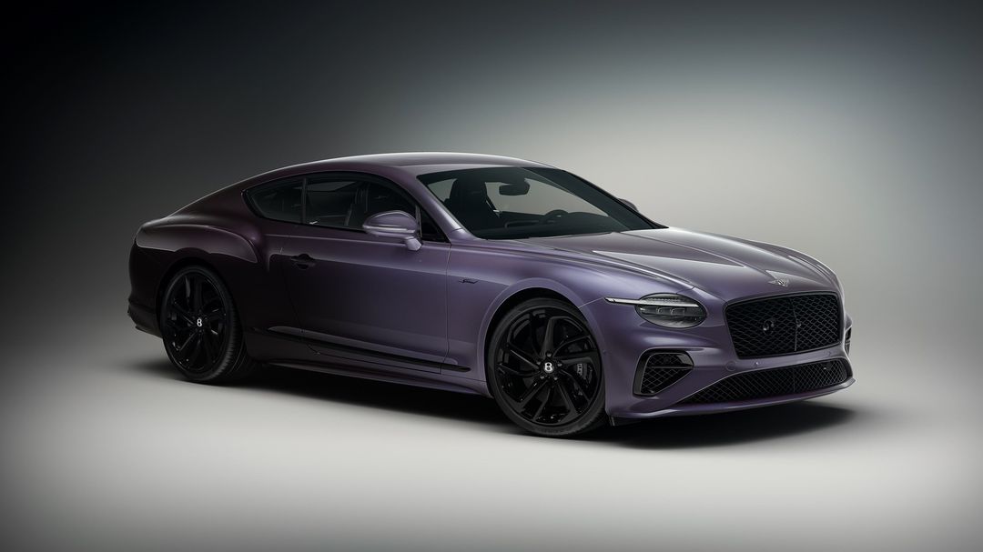 Bentley Continental GT Mulliner — przód 3/4, fioletowy lakier, czarne felgi, studio