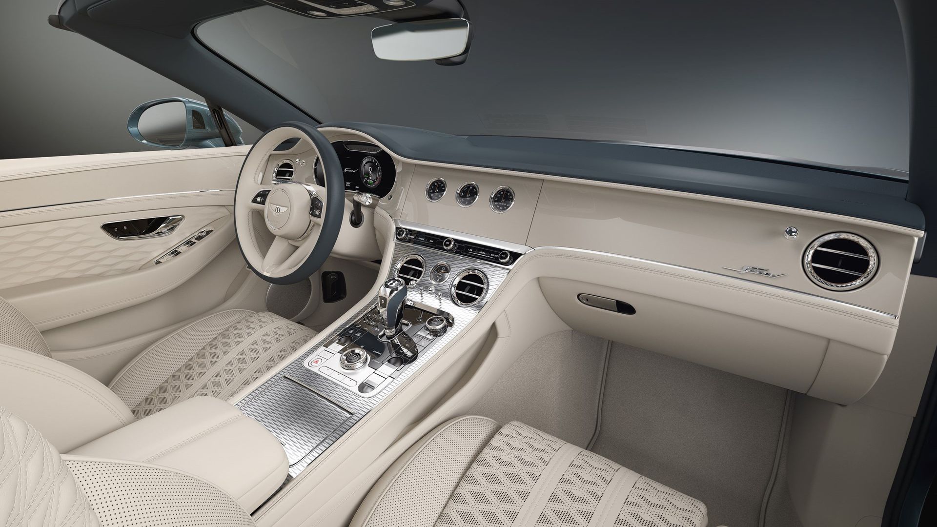 Bentley Mulliner — wnętrze, kokpit z kierownicą po lewej stronie i kremową tapicerką