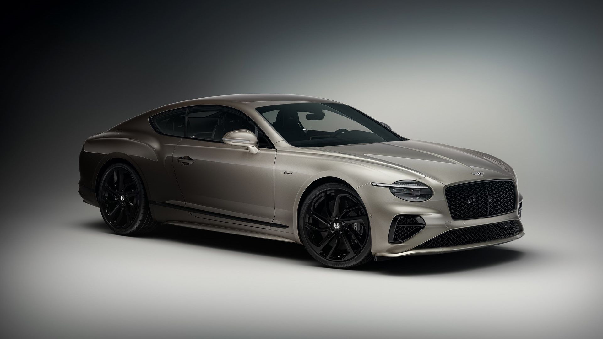 Bentley Continental GT Mulliner — przód 3/4, szaro-brązowy lakier, czarne felgi, studio