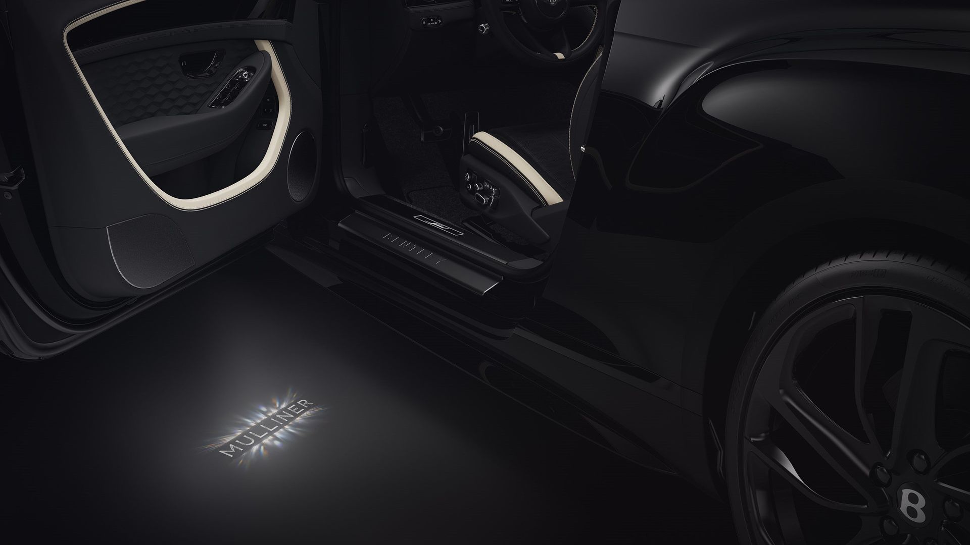 Bentley Mulliner — detal progu z podświetlanym logo „Mulliner”, czarne wnętrze