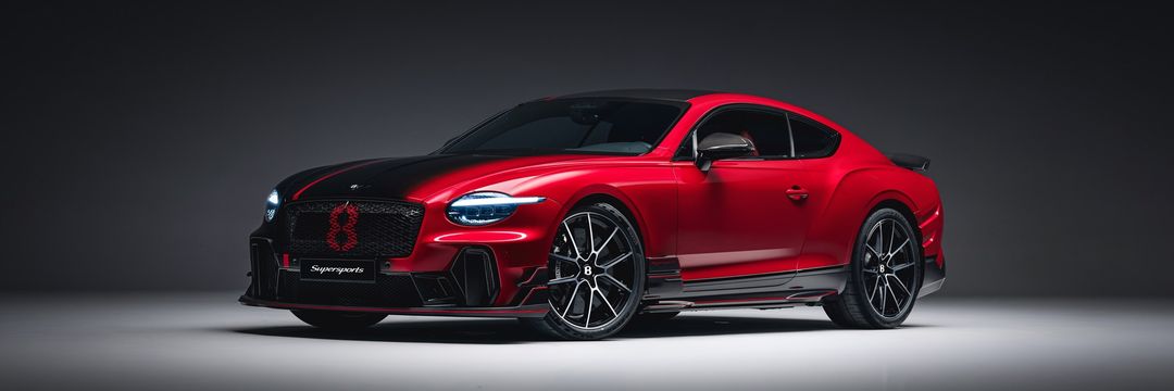 Bentley Supersports Mulliner — przód i bok, czerwono-czarny gradient lakieru, dynamiczne ujęcie studyjne