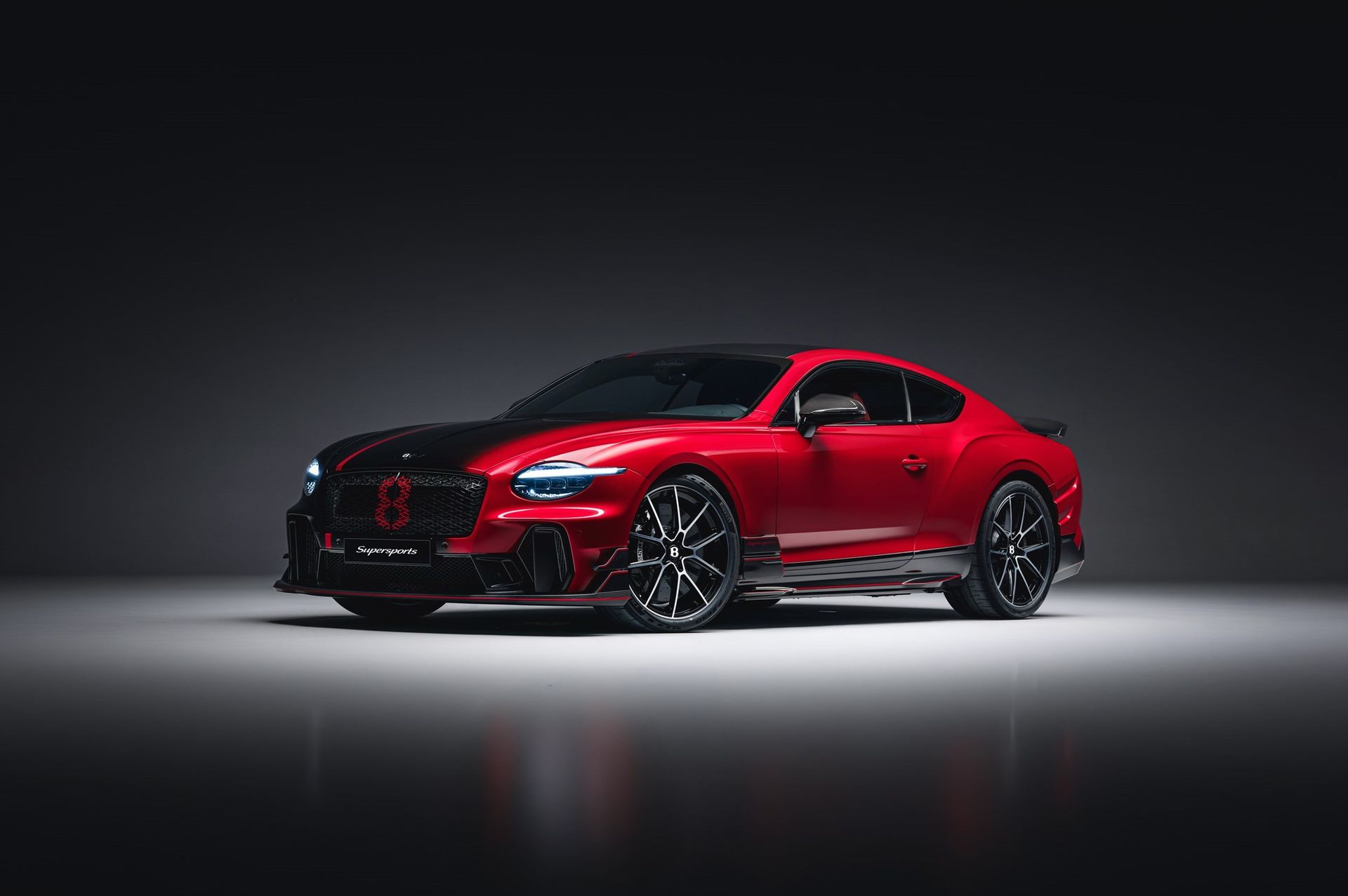 Bentley Supersports Mulliner — przód i bok, gradient lakieru, kolejny kadr studyjny