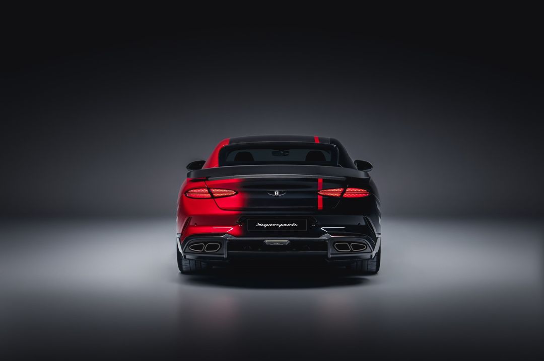 Bentley Supersports Mulliner — tył wprost, symetryczne lampy, spoiler i dyfuzor