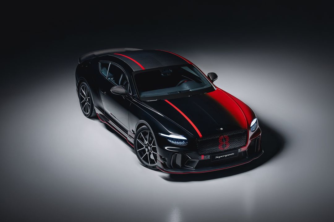 Bentley Supersports Mulliner — widok z góry na przód 3/4, gradient lakieru z czerni w czerwień