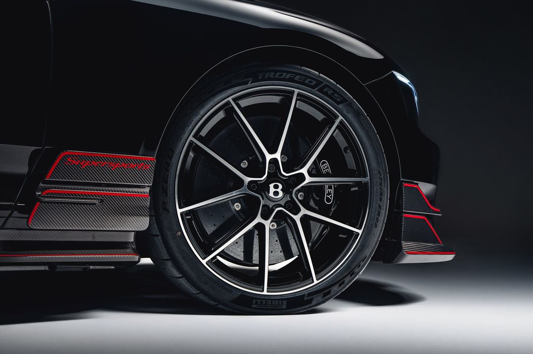 Bentley Supersports Mulliner — detal felgi i zacisku hamulcowego z logo B