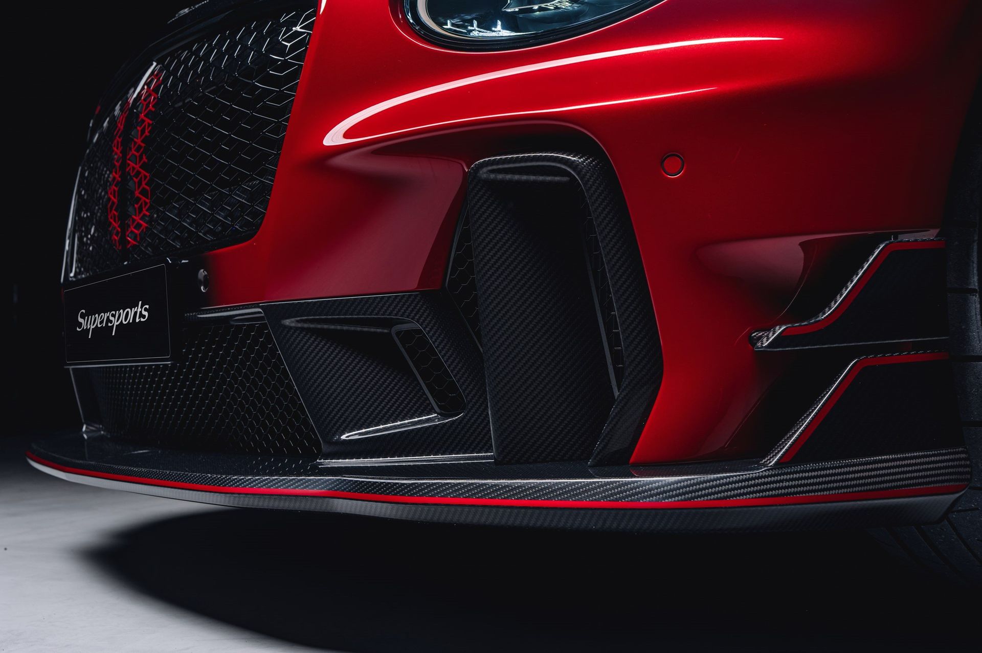 Bentley Supersports Mulliner — detal przedniego splittera i wlotów powietrza z włókna węglowego
