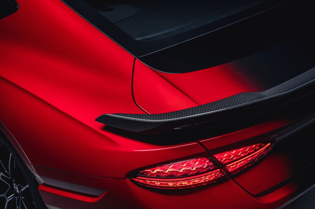 Bentley Supersports Mulliner — detal tylnej lampy i spojlera na przejściu gradientu lakieru