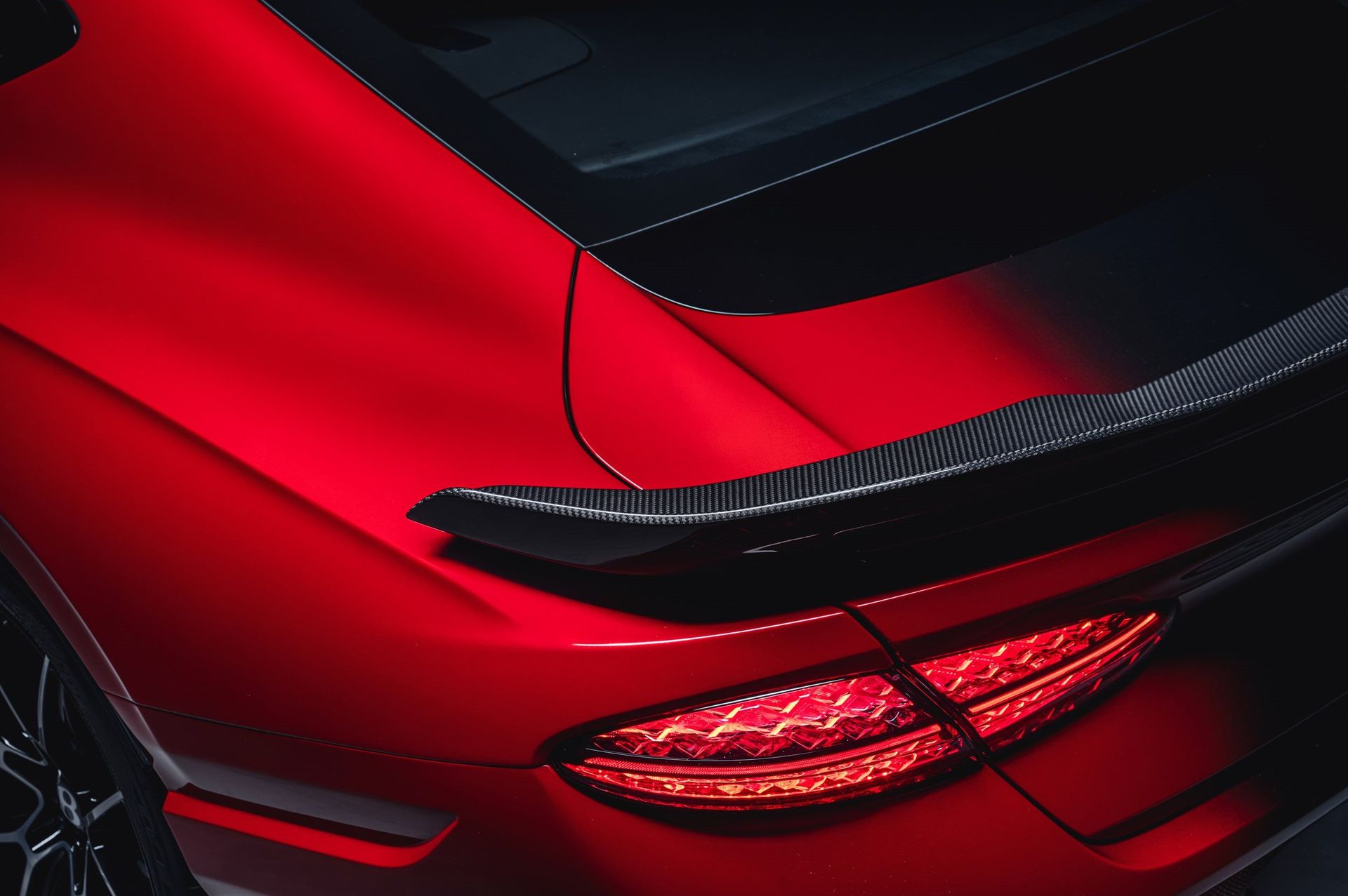 Bentley Supersports Mulliner — detal tylnej lampy i spojlera na przejściu gradientu lakieru