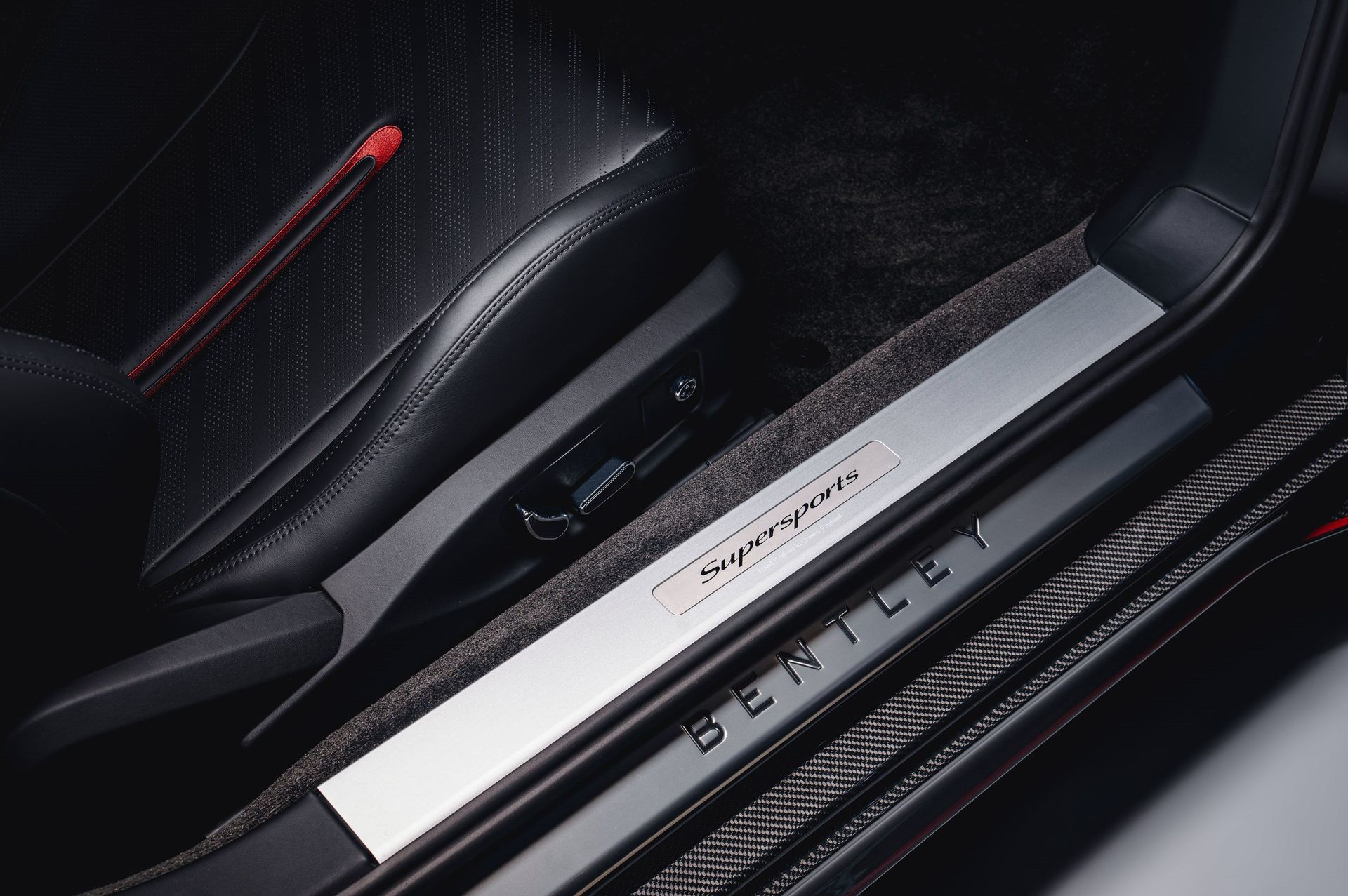 Bentley Supersports Mulliner — wnętrze, listwa progowa Bentley i fragment fotela