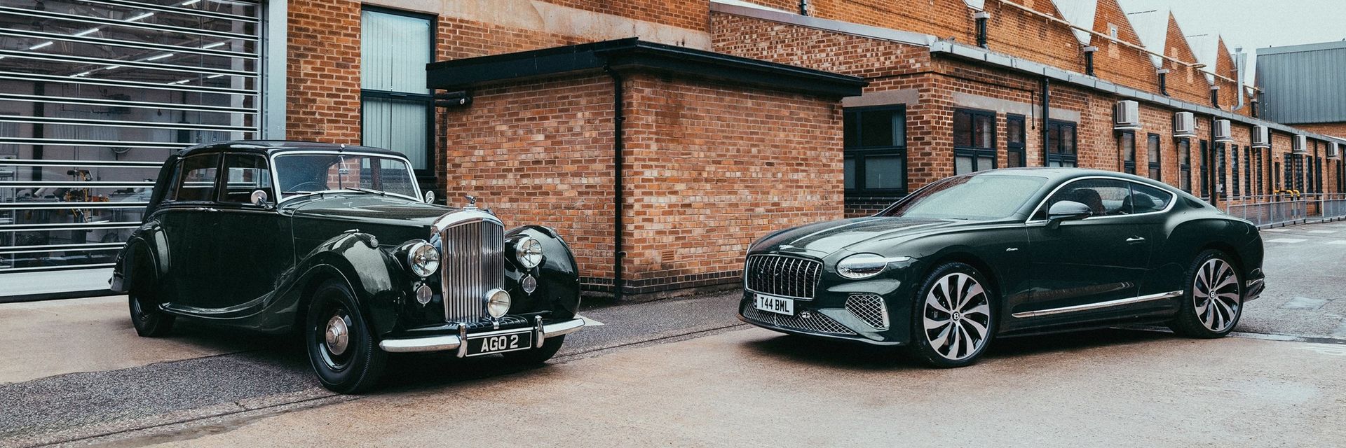 Bentley Continental GT Azure obok zabytkowego Bentley MkVI przed ceglaną fabryką w Crewe