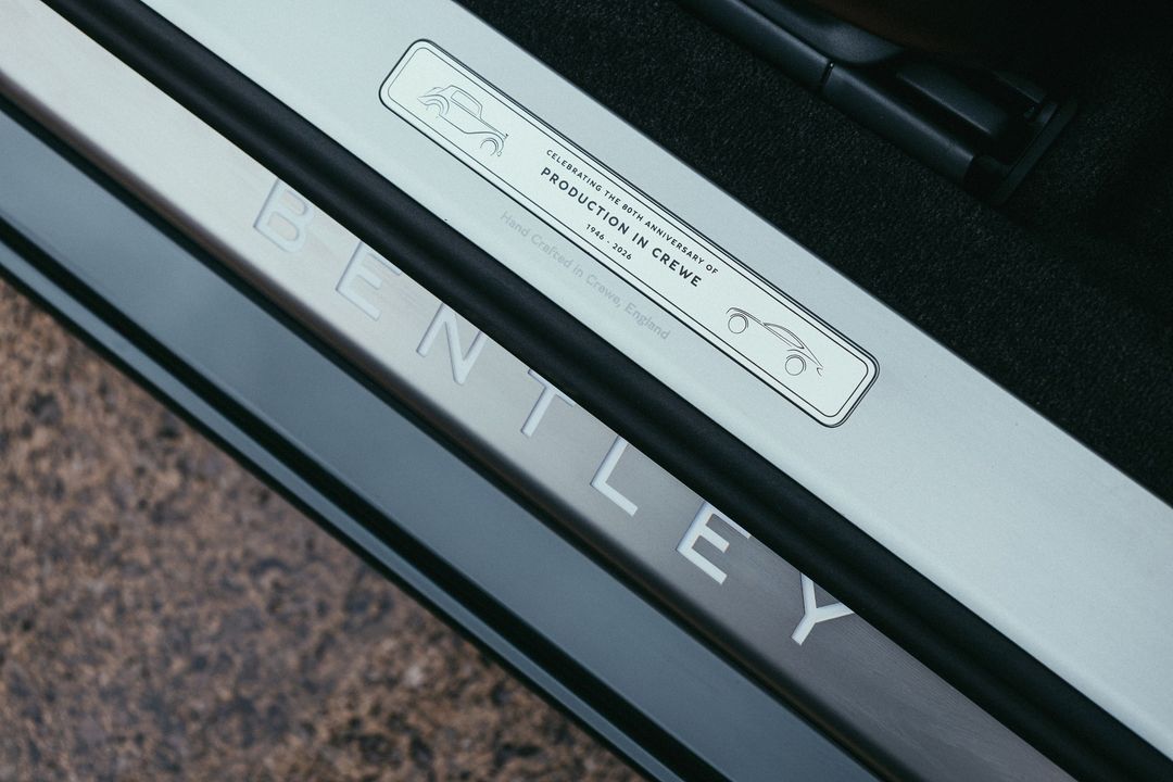 Bentley Continental GT Azure - listwa progowa z plakietką 80-lecia produkcji w Crewe