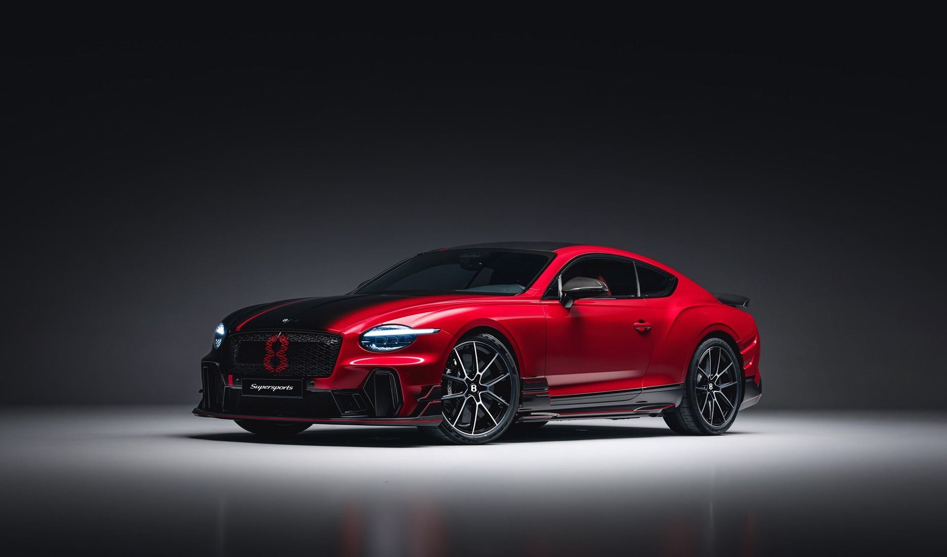 Bentley Continental GT Speed Mulliner w czerwonym malowaniu - studyjne ujęcie 3/4 z przodu