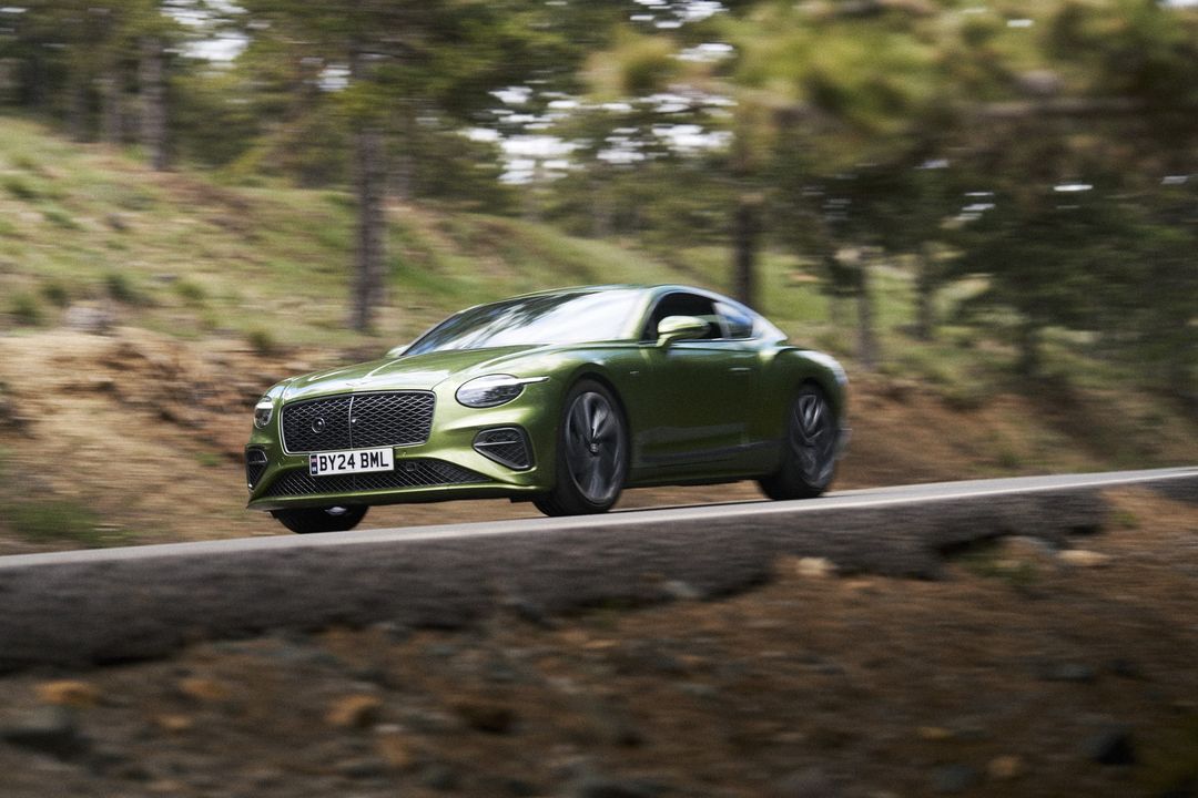 Bentley Continental GT — przód/bok, dynamiczna jazda górską drogą