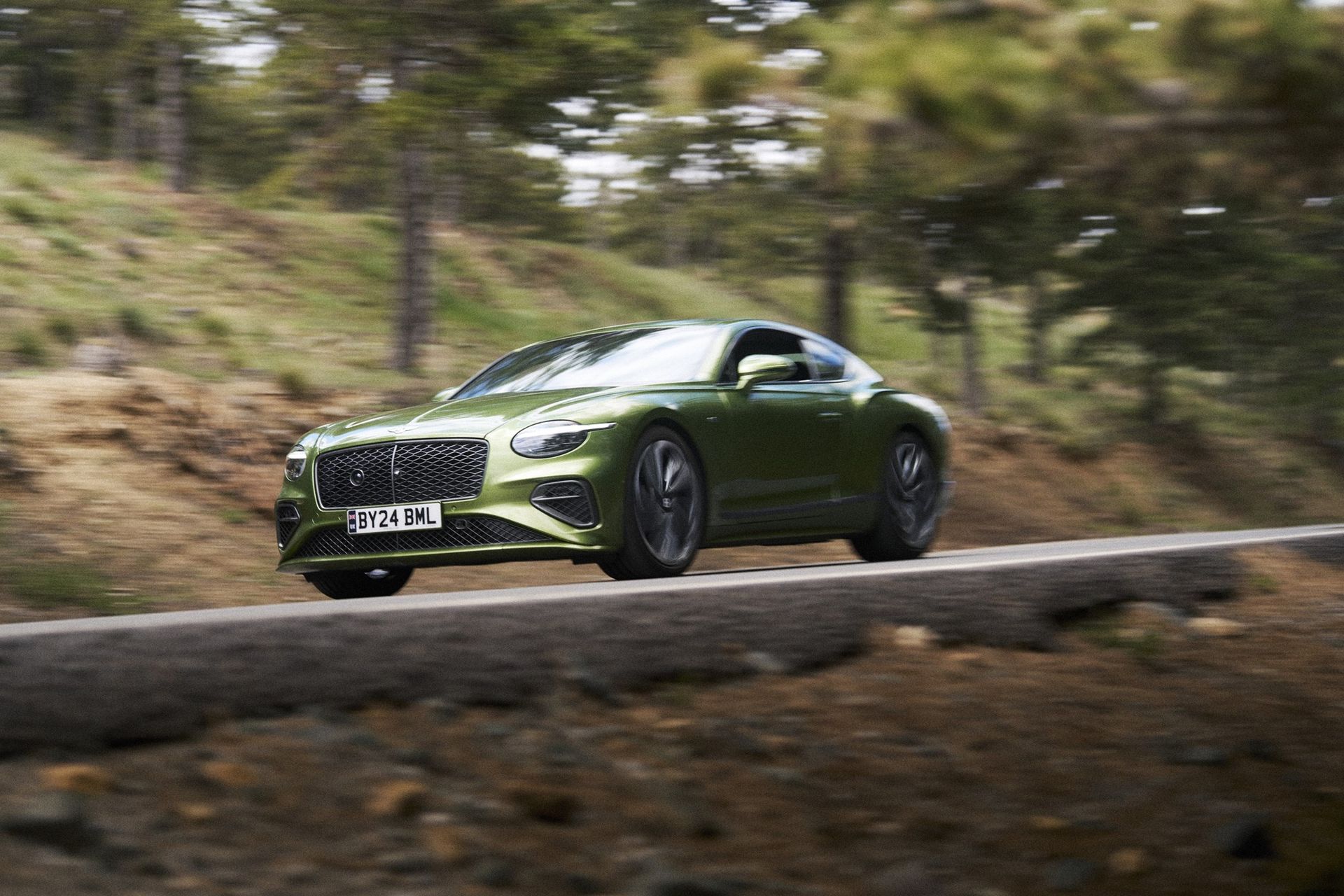 Bentley Continental GT — przód/bok, dynamiczna jazda górską drogą