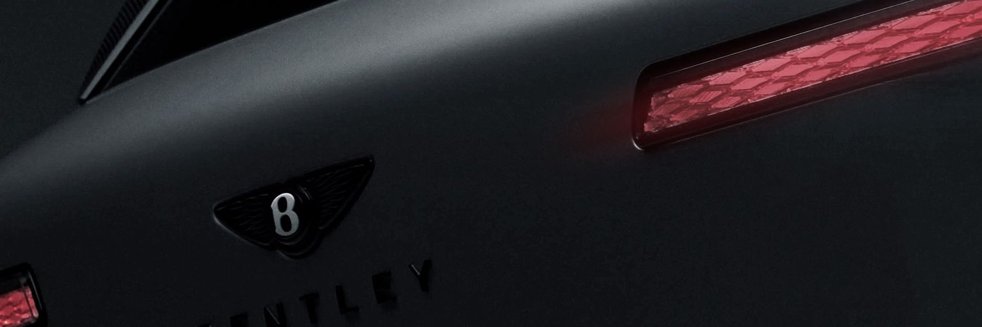 Bentley Torcal — zbliżenie na emblemat marki i tylną lampę LED na matowym nadwoziu