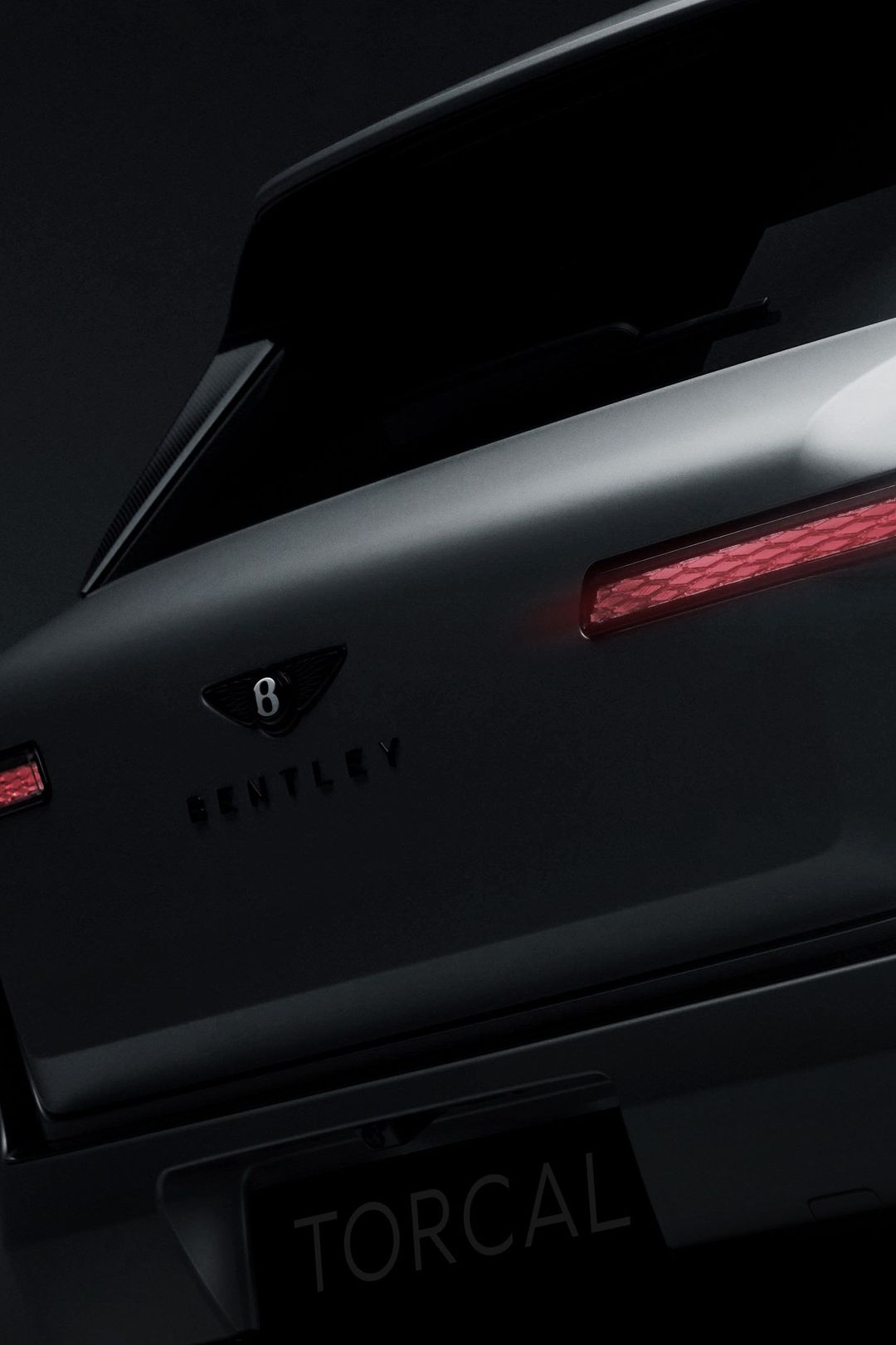 Bentley Torcal — tył nadwozia z podświetloną lampą LED i tabliczką rejestracyjną „TORCAL”