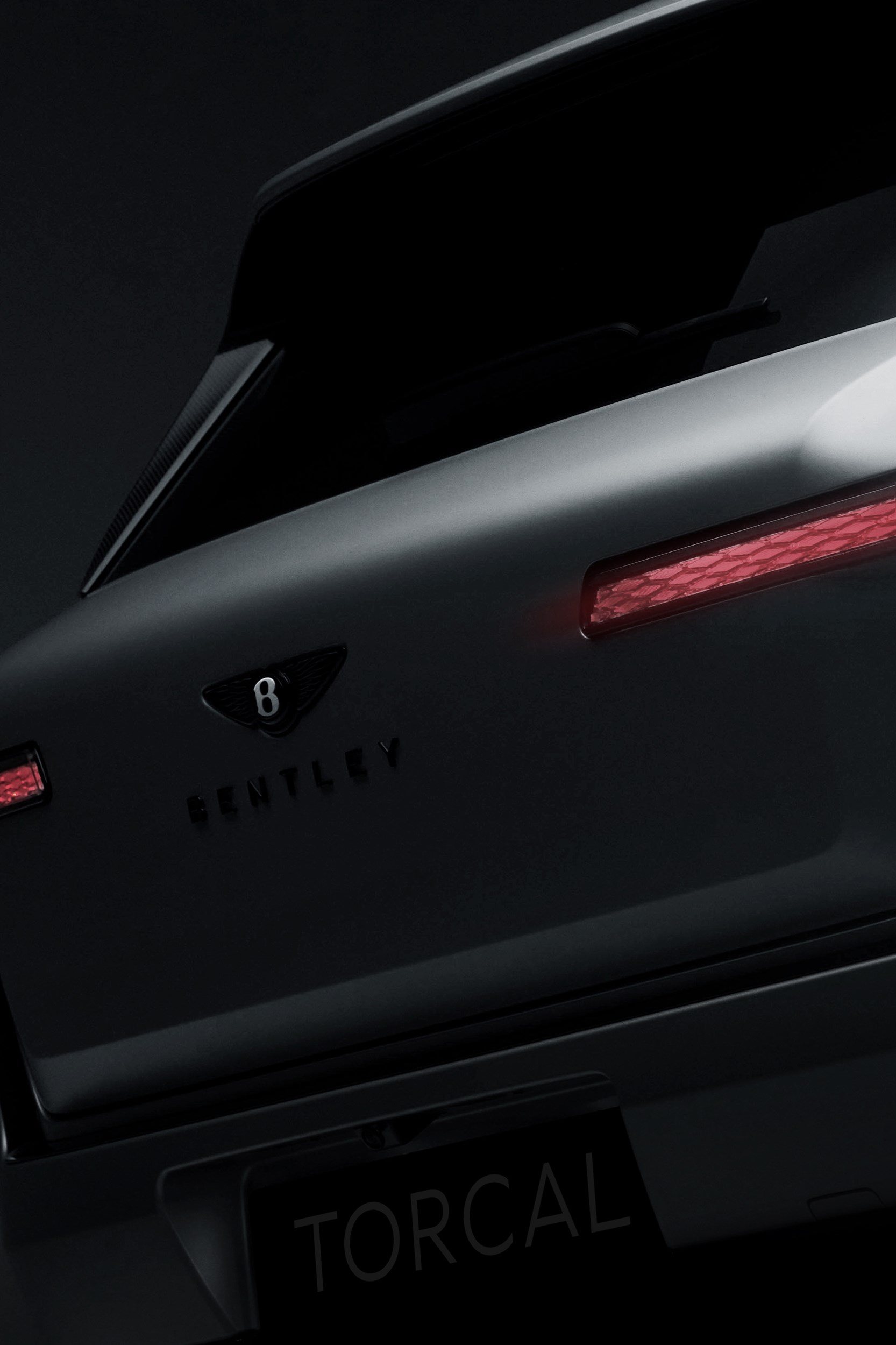 Bentley Torcal — tył nadwozia z podświetloną lampą LED i tabliczką rejestracyjną „TORCAL”