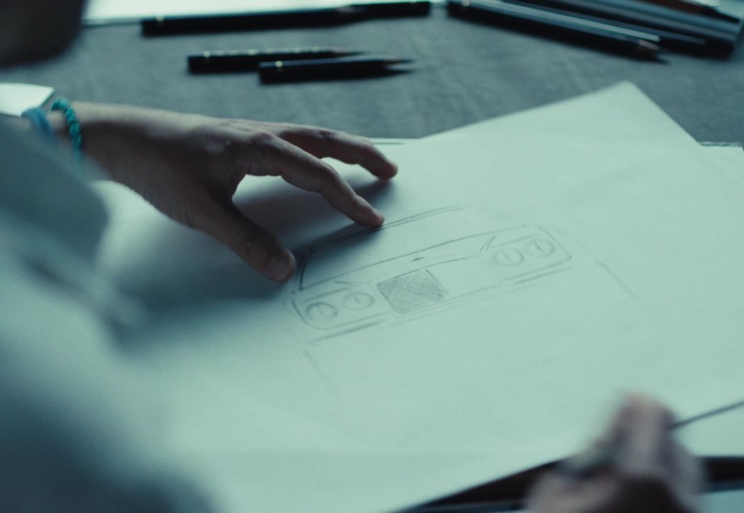 Bentley Torcal — kulisy projektowania, ręka projektanta nad szkicem deski rozdzielczej