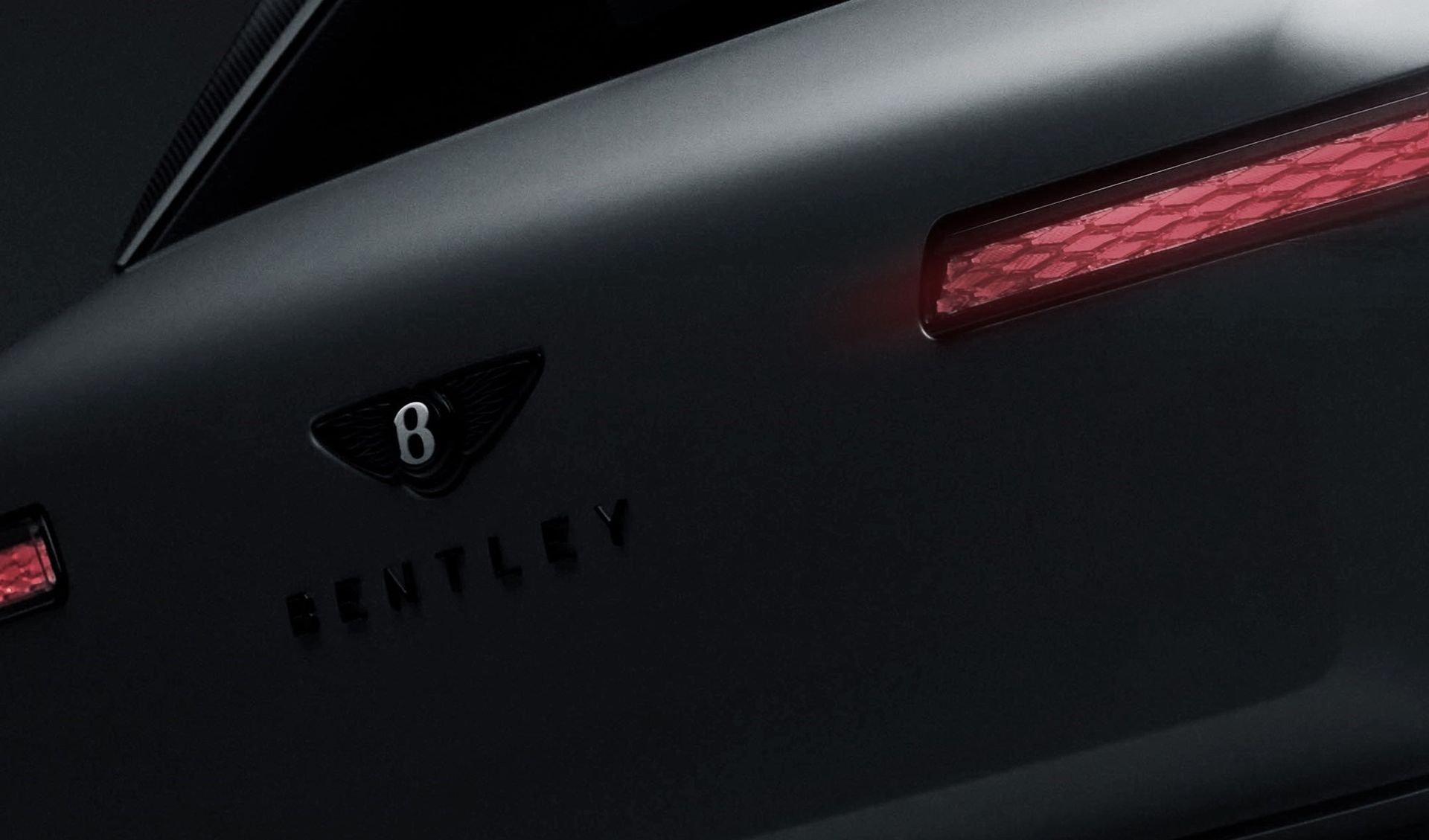 Bentley Torcal — tylny narożnik nadwozia z podświetloną lampą i logo Bentley na masce bagażnika