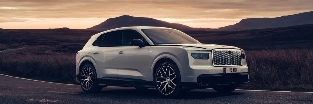 Bentley Torcal First Edition — przód, ujęcie zewnętrzne na drodze górskiej